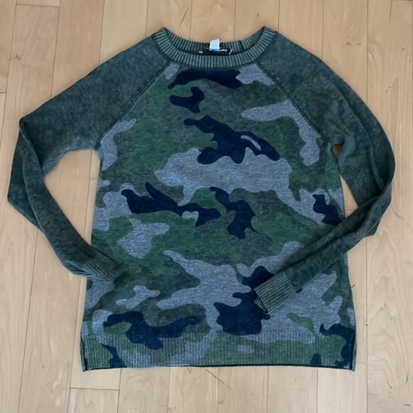 Autumn Cashmere Sweaters - Autumn Cashmere green camouflage sweater size XS